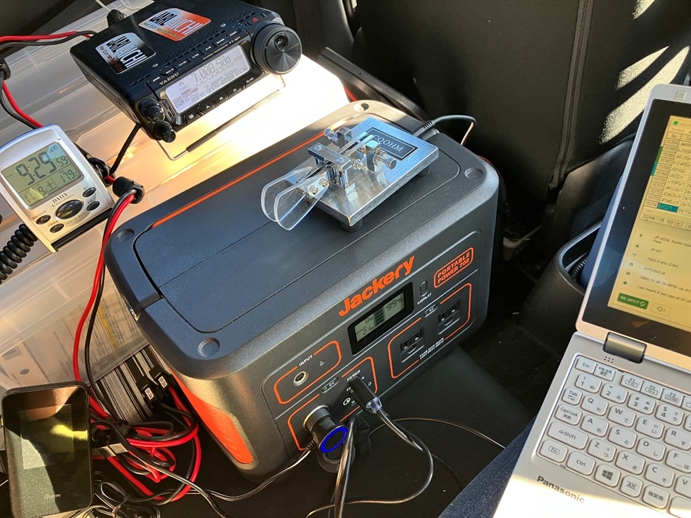 ポータブル電源Jackeryへの接続の様子。無線機はシガーへ。PCはPD、ルーターとiPhoneはUSBへ。ACは使用していない。