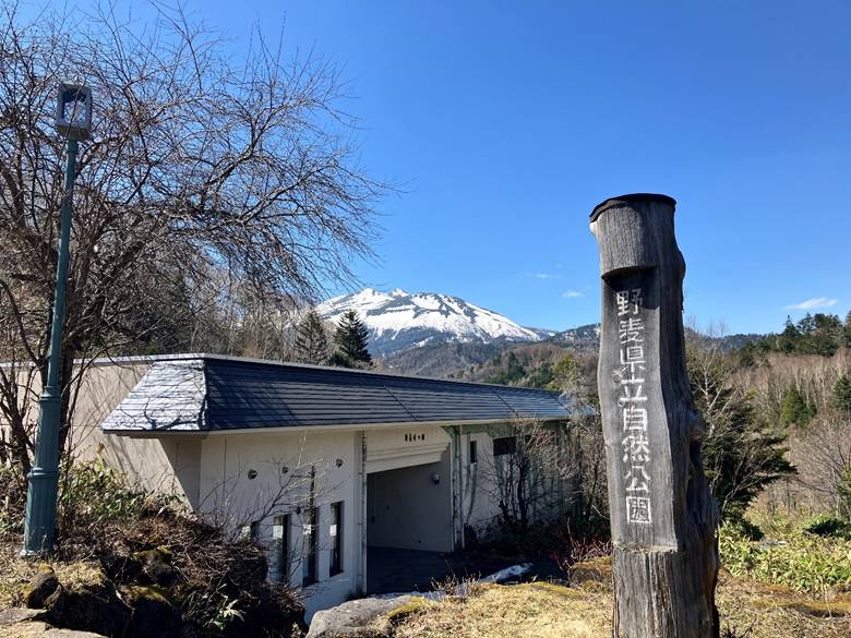 野麦峠の館は、閉館していた。屋根が展望台になっており、きれいに御嶽が見える
