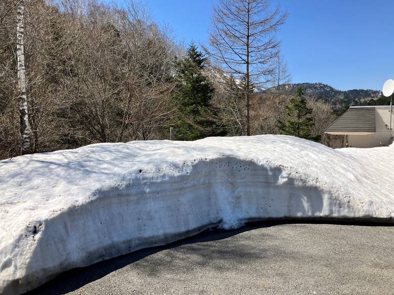 野麦峠の館の駐車場には、雪が残っていた。