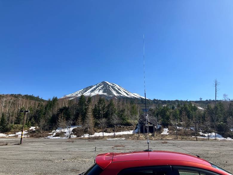 運用地から見た御嶽山。元駐車場の広い空き地になっている