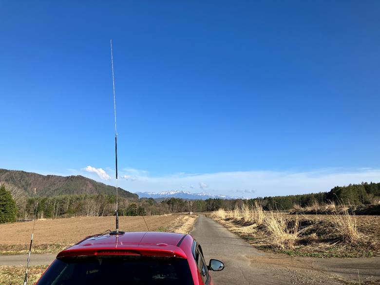ちょうどいい場所があったので、農道横のスペースに停めて運用