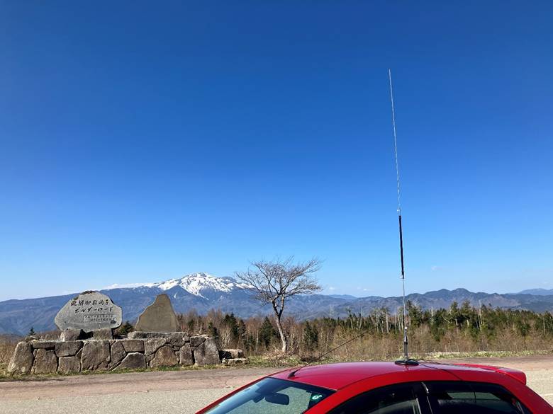 とてもいいロケーションでの運用。見えるのは乗鞍岳。