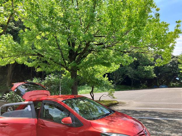 木陰の場所を見つけて運用。ハッチバックも開けたままにすると、結構涼しいことに気づいた。