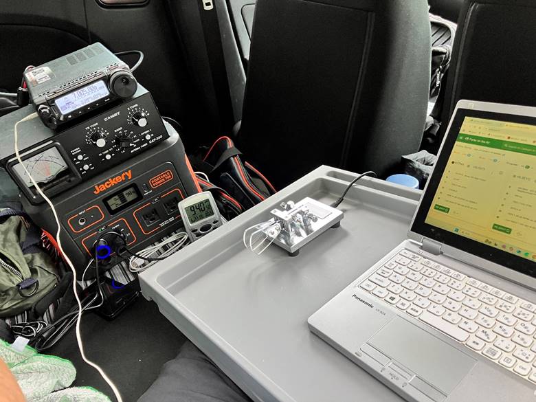 最近の移動運用の車内。ほとんどがCWの運用になってきた
