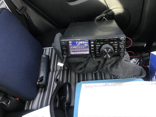 車内のようす。きわめてシンプル。見えにくいがリグ右側にバッテリーがある（FIAMM製バッテリー）