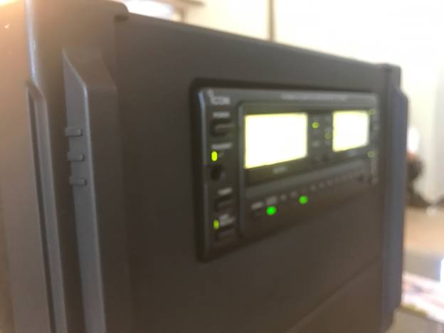 電信運用中のリニアアンプ。針がビンビン振れて1kWを指すが、運用中なのでうまく写せずピンボケ～