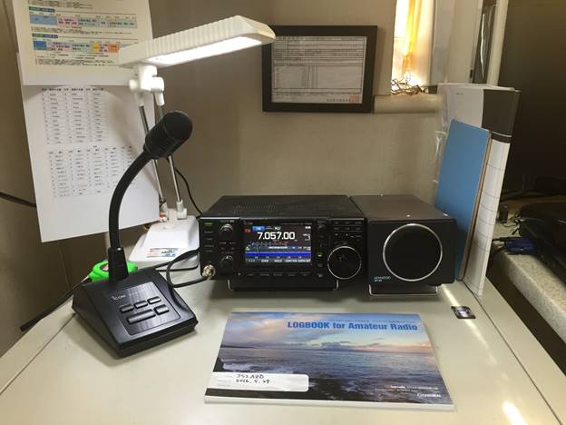 初めてのシャック。とてもシンプル。今と同じ100Wで、これでも十分海外と交信できる。バンドプランやエリアがよくわからなかったので、貼っている。