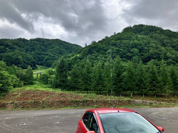 奥にあるのは平湯温泉スキー場のゲレンデ。広い駐車場でゆっくりと運用できた