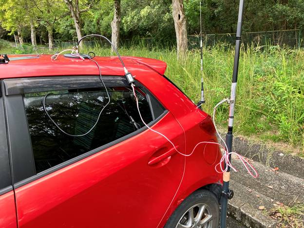 ふみたて君に立てた塩ビパイプに差し込むことで、絶縁しながらカーボンロッドを立てています