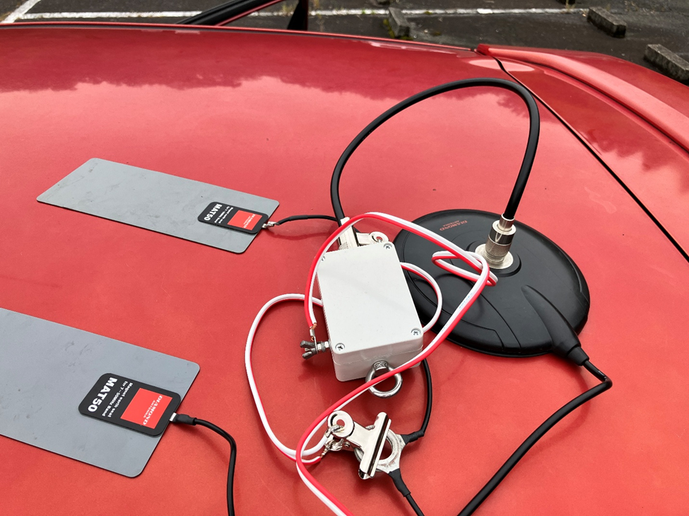 暫定の配線。9:1のUNUNで同軸ケーブルに変換し、ATU-100に接続する