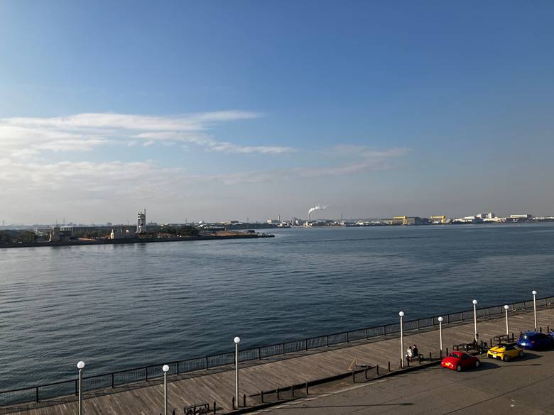 この日は暖かく、多くの人が来ていた。対岸に見えるのは半田緑地(JP-2115)