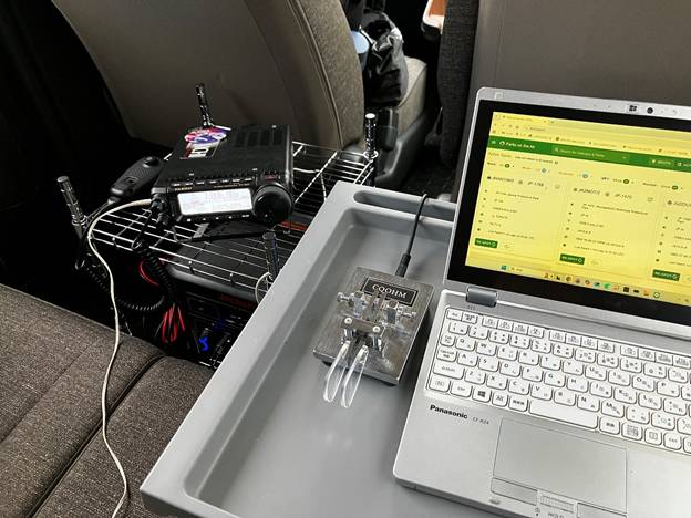 運用時の視線はこんな感じ。パソコンを操作しながら、少し左を見れば無線機が視界に入る