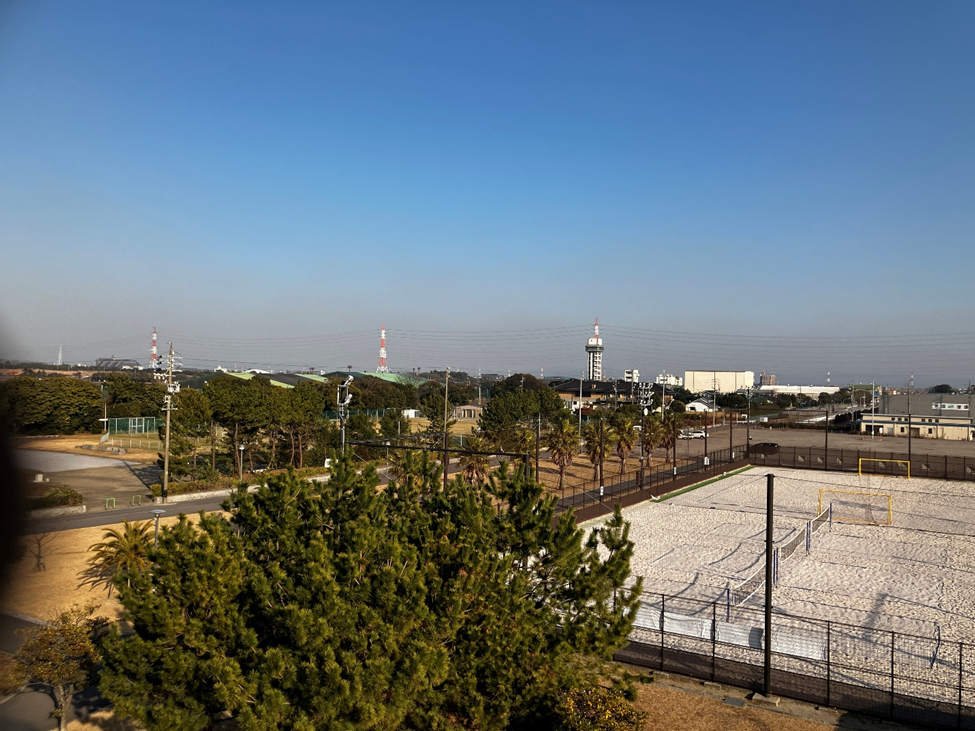 公園のビーチバレーコート。展望台より。