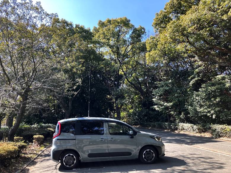 豊かな緑に囲まれた駐車場で、気持ちよくQRV